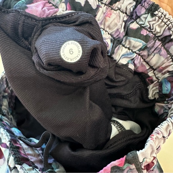Lululemon Hotty Hot Short II 2.5" Utopia Multi Deep Phantom Black Purple White 6 - Picture 12 of 12